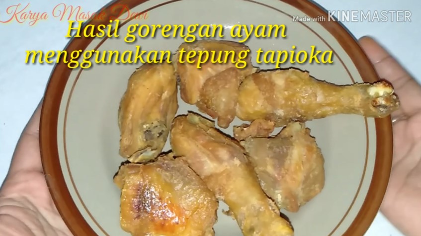 Bukan diberi tepung terigu, ini trik goreng ayam supaya minyak tak meletup dan menghitam