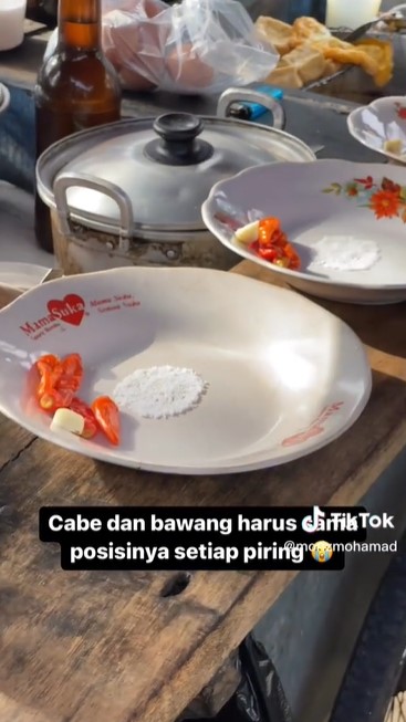 Cara pedagang bikin ketoprak ini bak pakai mode slow motion, yang sabarnya setipis tisu minggir dulu