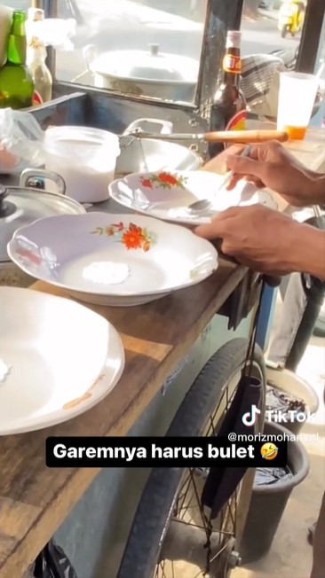 Cara pedagang bikin ketoprak ini bak pakai mode slow motion, yang sabarnya setipis tisu minggir dulu