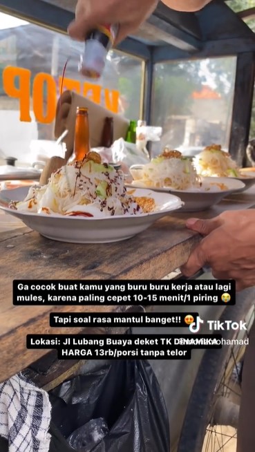 Cara pedagang bikin ketoprak ini bak pakai mode slow motion, yang sabarnya setipis tisu minggir dulu