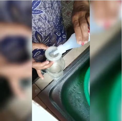 Pakai 3 bahan dapur, ini trik ampuh hilangkan kerak tebal di botol susu bayi