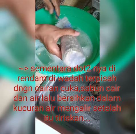 Pakai 3 bahan dapur, ini trik ampuh hilangkan kerak tebal di botol susu bayi