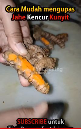 Bukan pakai pisau, ini trik praktis mengupas kunyit agar tak berantakan dan bikin tangan pegal