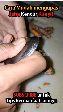 Bukan pakai pisau, ini trik praktis mengupas kunyit agar tak berantakan dan bikin tangan pegal