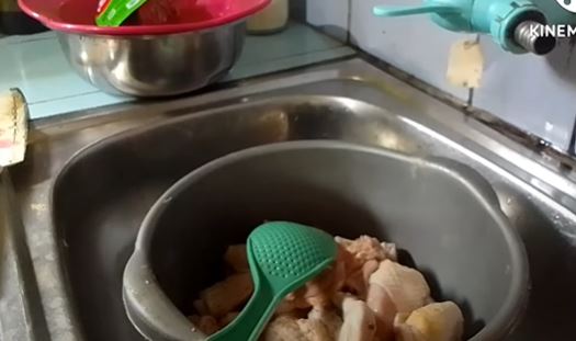 Hanya menggunakan 3 bahan, ini cara menghilangkan bau amis pada daging bebek