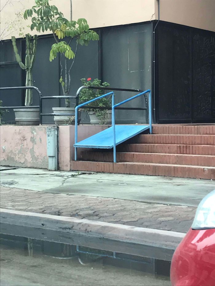 jalur kursi roda nyeleneh © Berbagai sumber