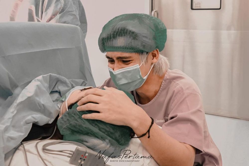 momen persalinan istri arnold leonard pemain sinetron mermaid in love © berbagai sumber momen persalinan istri arnold leonard pemain sinetron mermaid in love © berbagai sumber