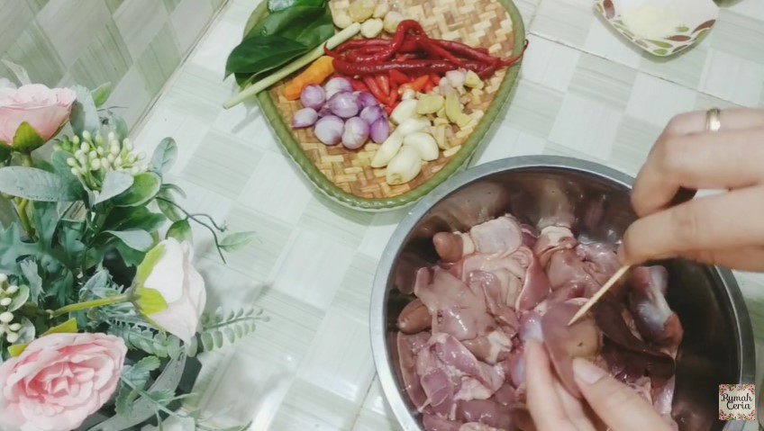 Tanpa diungkep, ini trik masak hati ampela goreng agar bumbu meresap dan minyak tak meletup