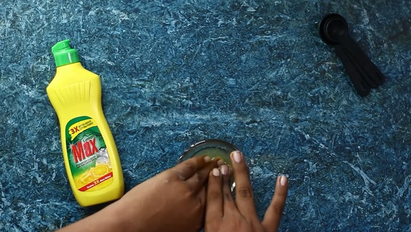 Jangan cuma pakai baking soda, ini cara cepat bersihkan noda kunyit di kuku tangan