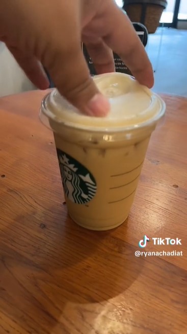 Cara mengaduk minuman kemasan ini antitumpah meskipun tanpa sendok atau sedotan