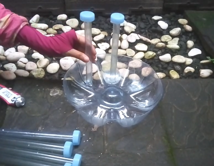 Tak perlu beli baru, trik bikin rak gelas dari galon bekas ini murah dan mudah ditiru