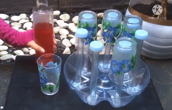 Tak perlu beli baru, trik bikin rak gelas dari galon bekas ini murah dan mudah ditiru