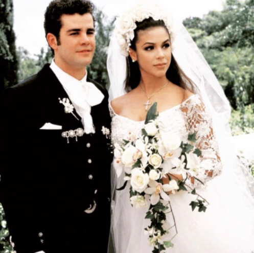 Eduardo Capetillo dengan pasangan asli © 2023 brilio.net