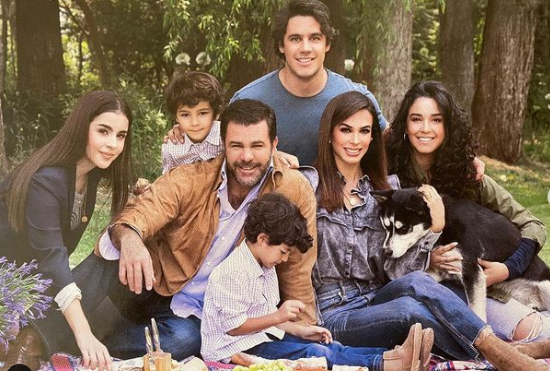 Eduardo Capetillo dengan pasangan asli © 2023 brilio.net