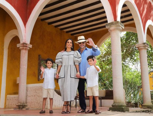 Eduardo Capetillo dengan pasangan asli © 2023 brilio.net