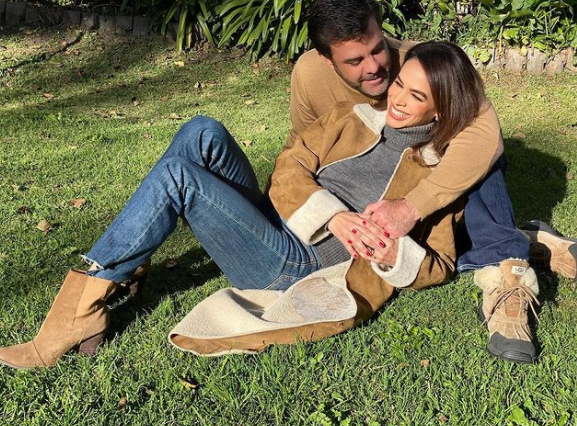 Eduardo Capetillo dengan pasangan asli © 2023 brilio.net