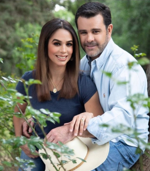 Eduardo Capetillo dengan pasangan asli © 2023 brilio.net