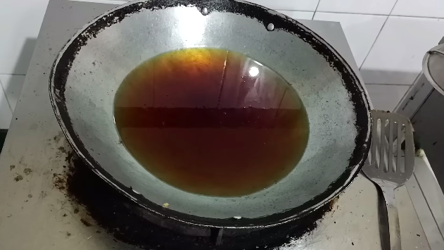 Bukan pakai tepung, ini cara cepat membersihkan minyak goreng bekas agar jernih lagi