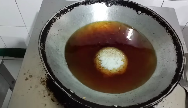 Bukan pakai tepung, ini cara cepat membersihkan minyak goreng bekas agar jernih lagi