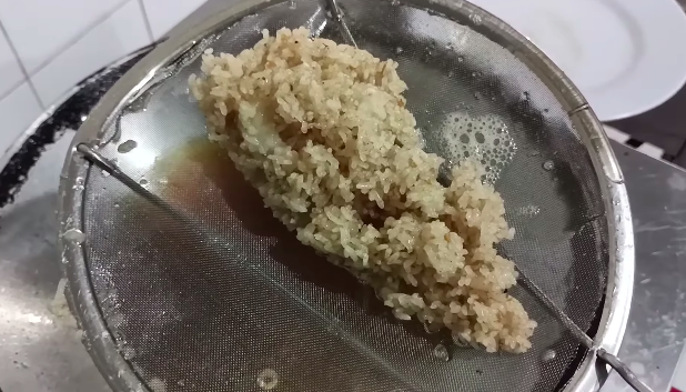 Bukan pakai tepung, ini cara cepat membersihkan minyak goreng bekas agar jernih lagi