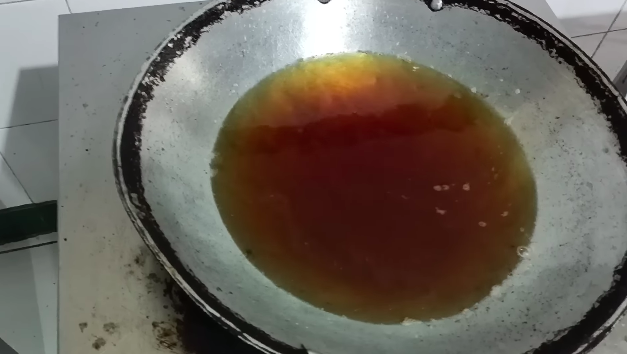 Bukan pakai tepung, ini cara cepat membersihkan minyak goreng bekas agar jernih lagi