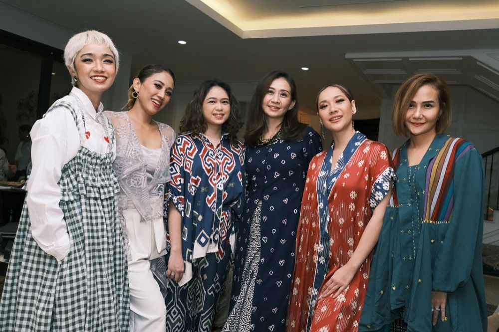 gaya nyentrik presenter planet remaja di keseharian © berbagai sumber