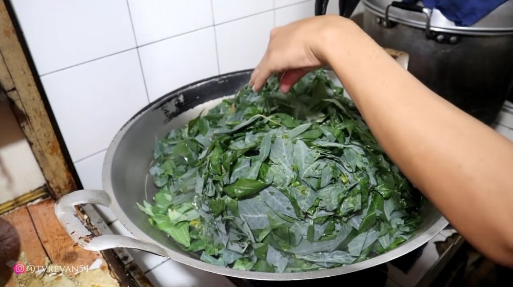 Pakai satu bahan, ini trik masak daun singkong agar tetap hijau, tak hancur, dan teksturnya lembut