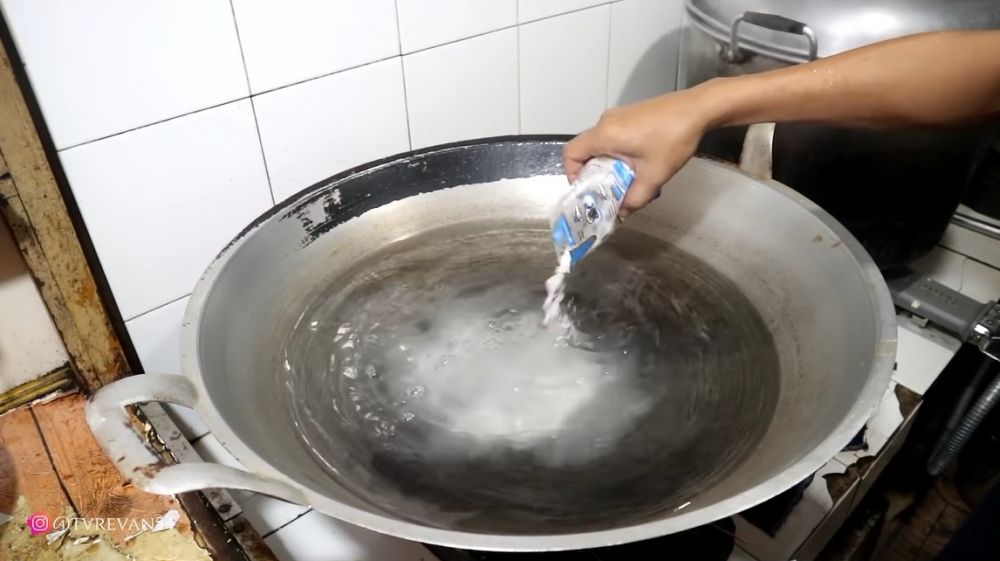 Pakai satu bahan, ini trik masak daun singkong agar tetap hijau, tak hancur, dan teksturnya lembut