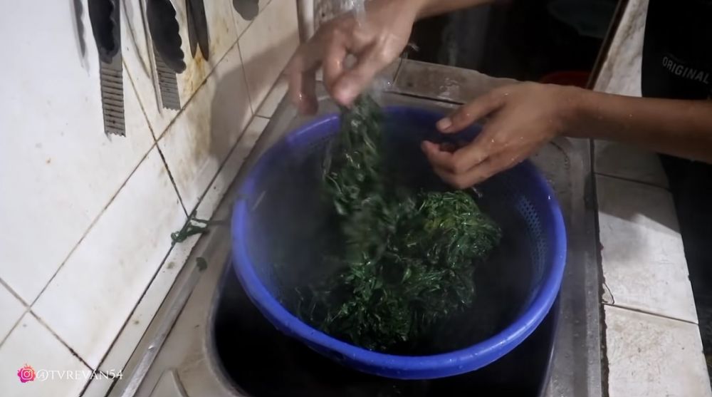 Pakai satu bahan, ini trik masak daun singkong agar tetap hijau, tak hancur, dan teksturnya lembut