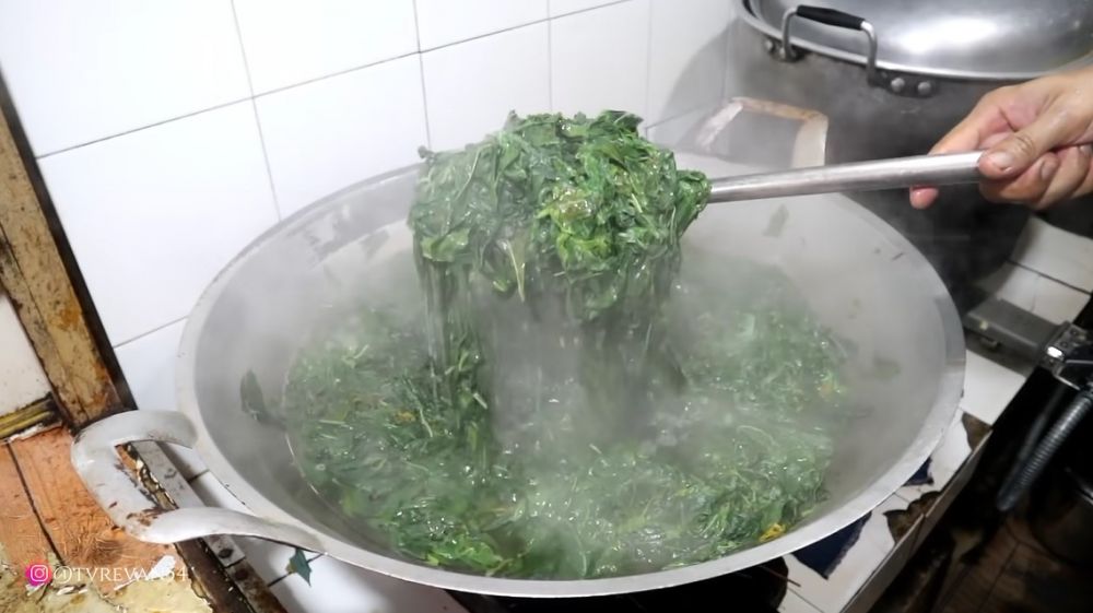 Pakai satu bahan, ini trik masak daun singkong agar tetap hijau, tak hancur, dan teksturnya lembut