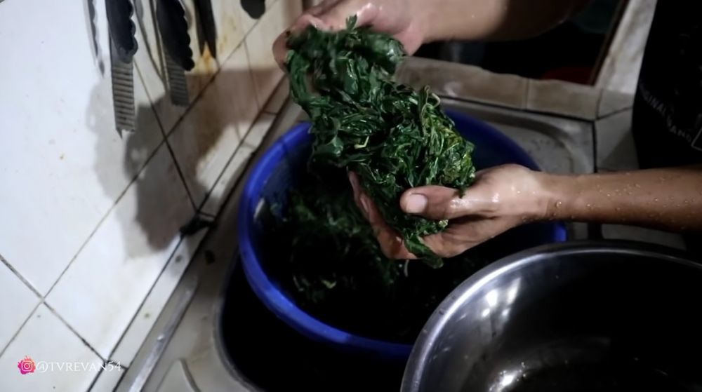 Pakai satu bahan, ini trik masak daun singkong agar tetap hijau, tak hancur, dan teksturnya lembut