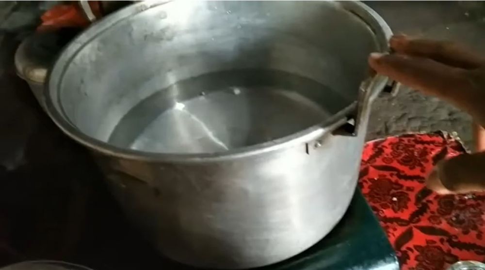 Cara menggunakan gelas kaca baru agar tidak mudah retak saat dituang air panas dan dingin