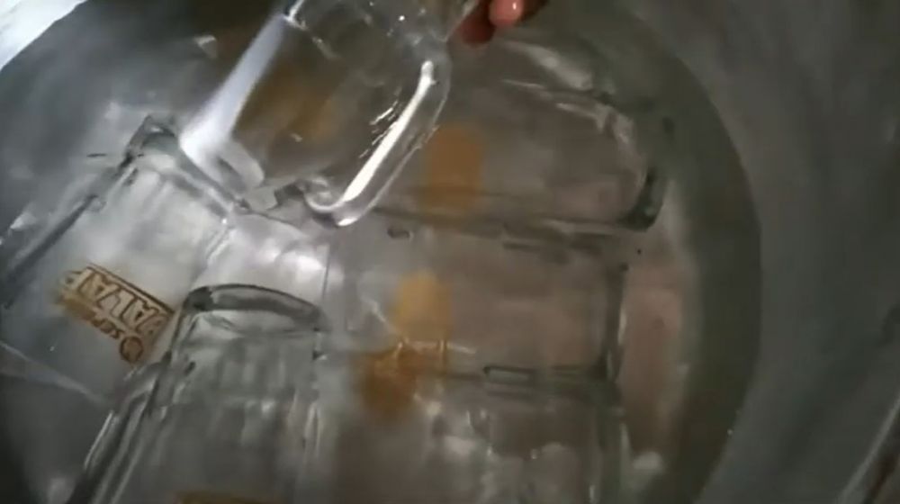 Cara menggunakan gelas kaca baru agar tidak mudah retak saat dituang air panas dan dingin