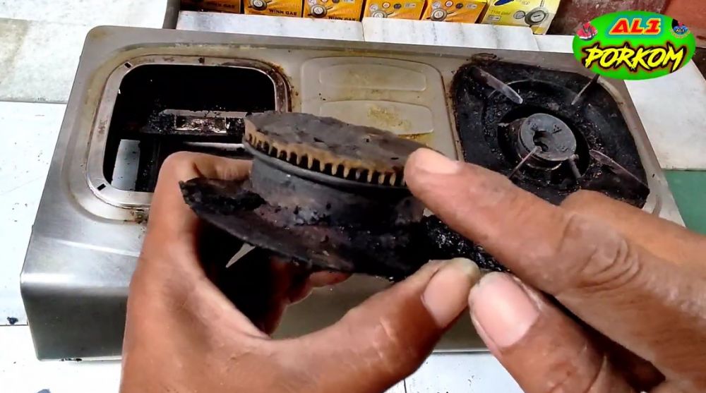Jangan diputar atau dicongkel, begini cara melepas burner berkerak dan menempel di tungku kompor gas