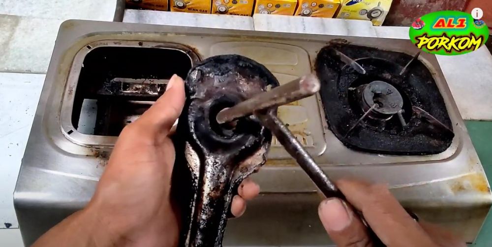 Jangan diputar atau dicongkel, begini cara melepas burner berkerak dan menempel di tungku kompor gas