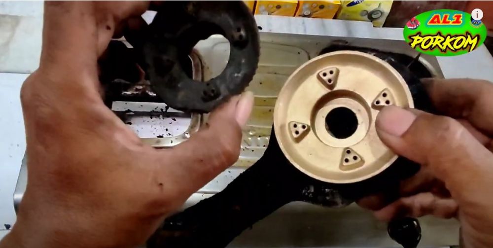 Jangan diputar atau dicongkel, begini cara melepas burner berkerak dan menempel di tungku kompor gas