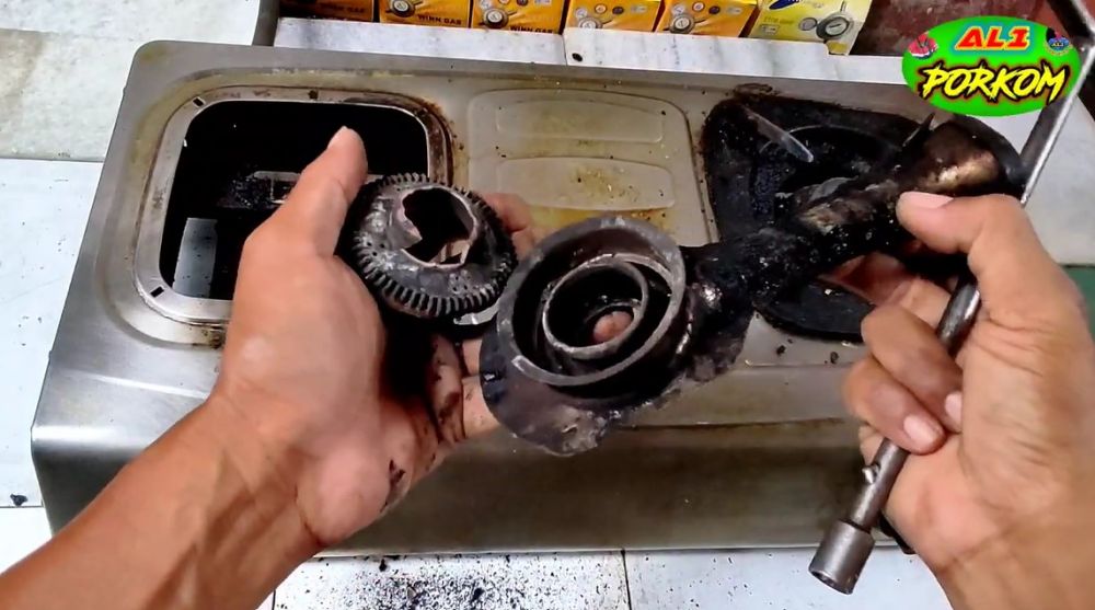 Jangan diputar atau dicongkel, begini cara melepas burner berkerak dan menempel di tungku kompor gas