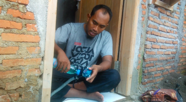 Tanpa perlu dipotong, ini cara melepas selang dari regulator gas cuma pakai 1 bahan dapur