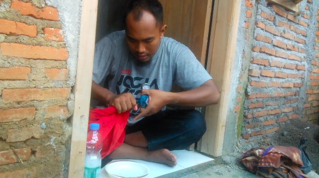 Tanpa perlu dipotong, ini cara melepas selang dari regulator gas cuma pakai 1 bahan dapur