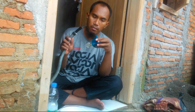 Tanpa perlu dipotong, ini cara melepas selang dari regulator gas cuma pakai 1 bahan dapur