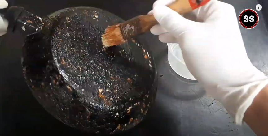 Tanpa baking soda dan cuka, ini cara ampuh hilangkan kerak tebal di pantat teflon