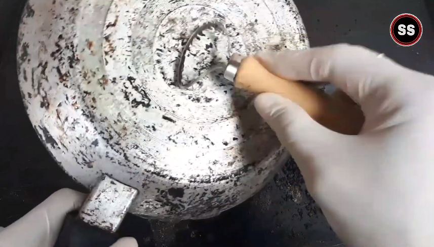 Tanpa baking soda dan cuka, ini cara ampuh hilangkan kerak tebal di pantat teflon