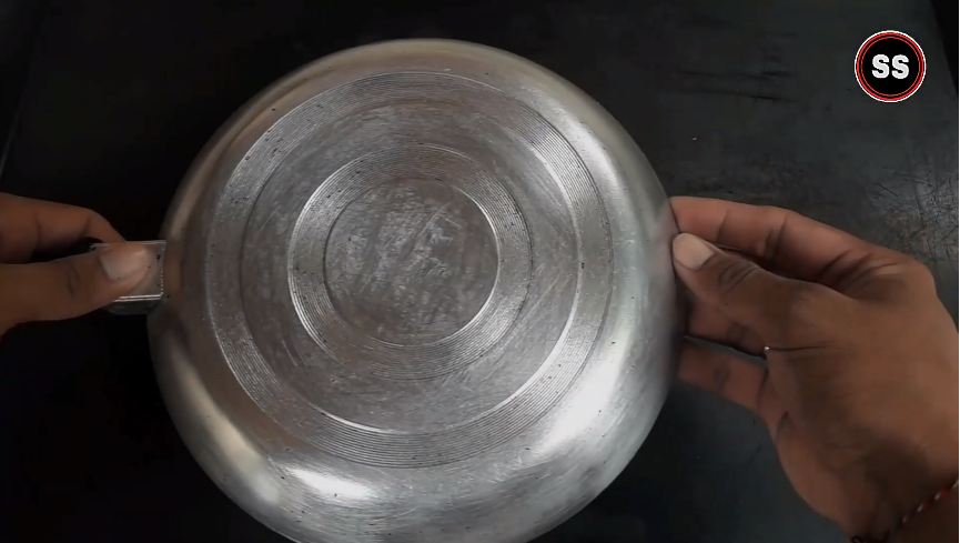 Tanpa baking soda dan cuka, ini cara ampuh hilangkan kerak tebal di pantat teflon