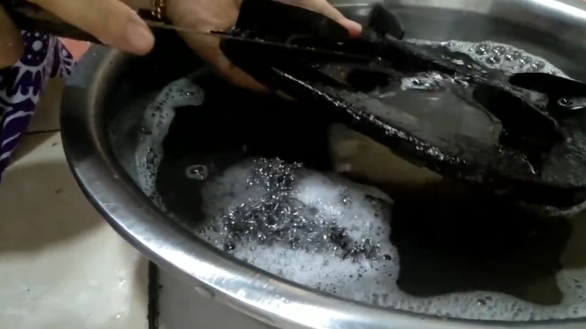 Tak perlu baking soda atau sitrun, ini cara mengangkat kerak di tungku kompor pakai 2 bahan