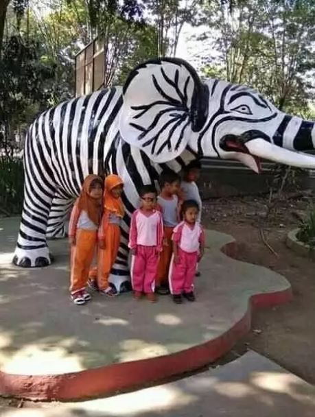 potret kocak patung hewan di taman Berbagai sumber