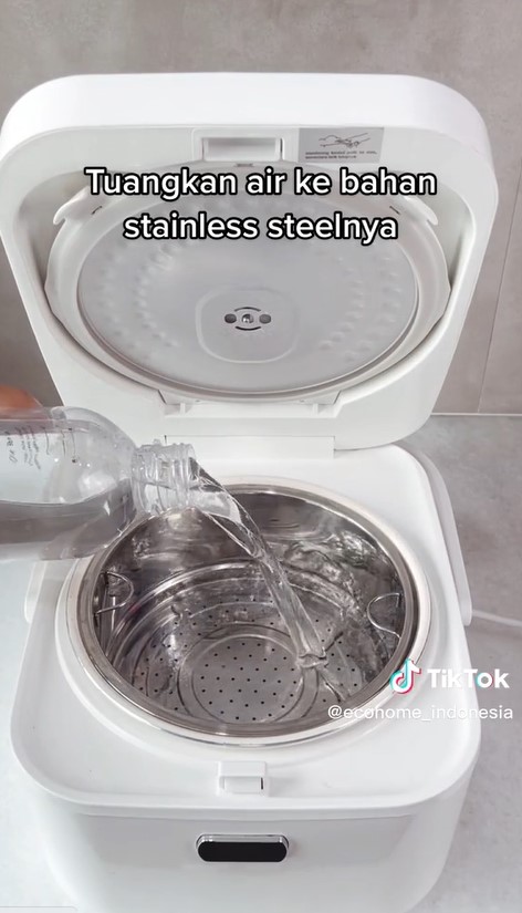 Tanpa sabun, begini trik bersihkan noda air membandel di saringan kukusan
