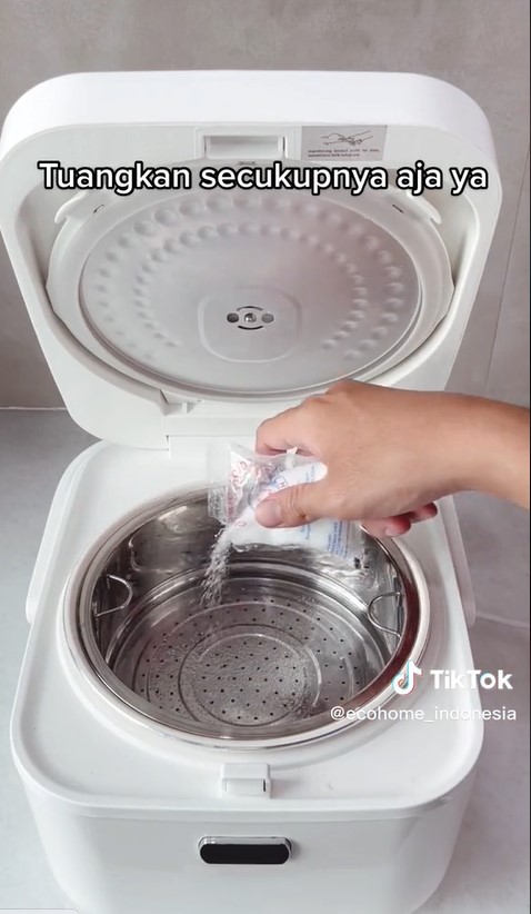 Tanpa sabun, begini trik bersihkan noda air membandel di saringan kukusan
