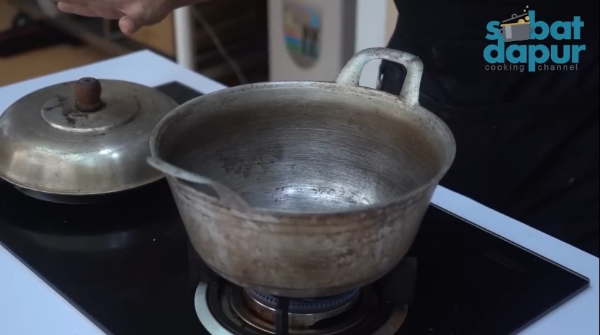 Aksi pria tunjukkan fungsi lain tutup panci ini kreatif abis, menarik untuk ide jualan