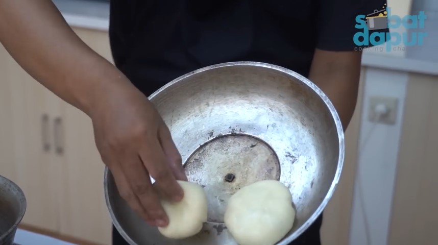 Aksi pria tunjukkan fungsi lain tutup panci ini kreatif abis, menarik untuk ide jualan