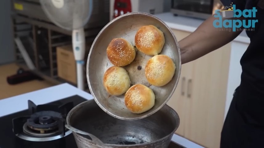 Aksi pria tunjukkan fungsi lain tutup panci ini kreatif abis, menarik untuk ide jualan